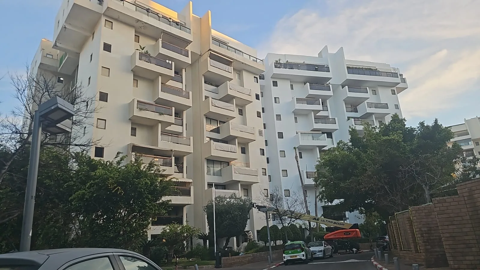 שני בנייני מגורים שעברו שיקום וחיפוי בפסיפס חיצוני שני בנייני מגורים שעברו שיקום וחיפוי בפסיפס חיצוני